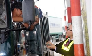 Nhiều tài xế dùng tiền lẻ để mua phí qua BOT Nam Bình Định