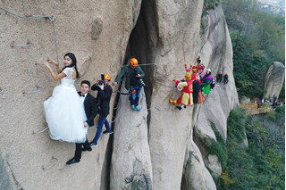 Bạn bè đóng giả Tây Du Ký cùng cặp đôi treo mình trên vách núi dựng đứng chụp ảnh cưới