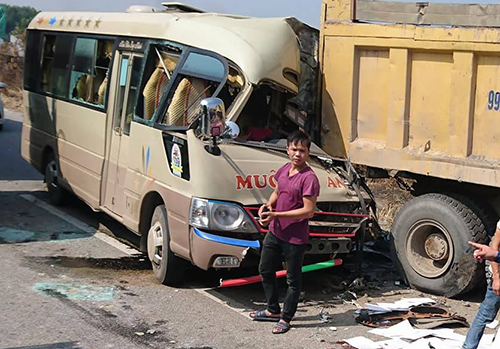 Xe khách tông đuôi xe tải ở Lạng Sơn khiến tài xế tử vong