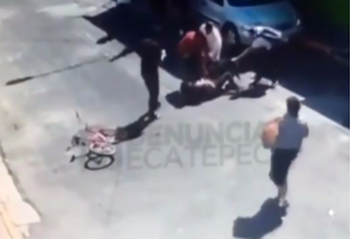 Video: Chó dữ bất ngờ tấn công người điên cuồng trên đường phố