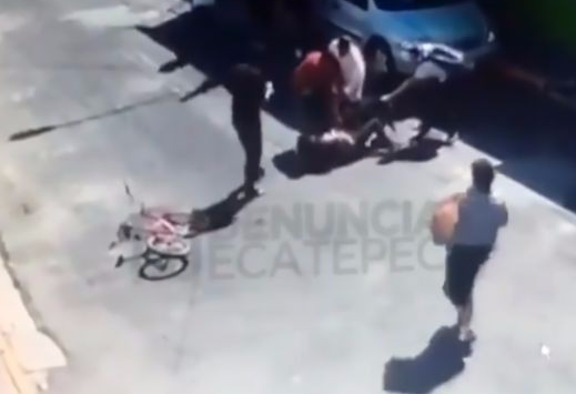 Video: Chó dữ bất ngờ tấn công người điên cuồng trên đường phố