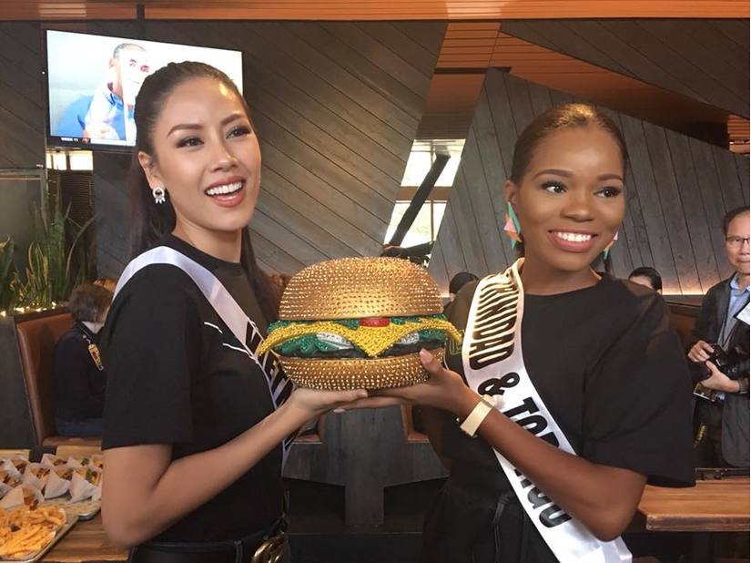 Á hậu Nguyễn Thị Loan đang tỏa sáng ra sao tại Miss Universe 2017?