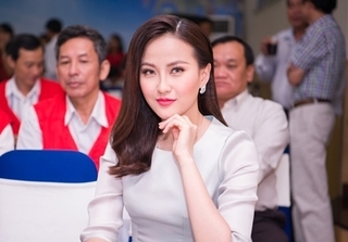 Hoa hậu Khánh Ngân tham dự Lễ đón nhận cứu trợ khắc phục bão số 12 từ 16 tỉnh thành