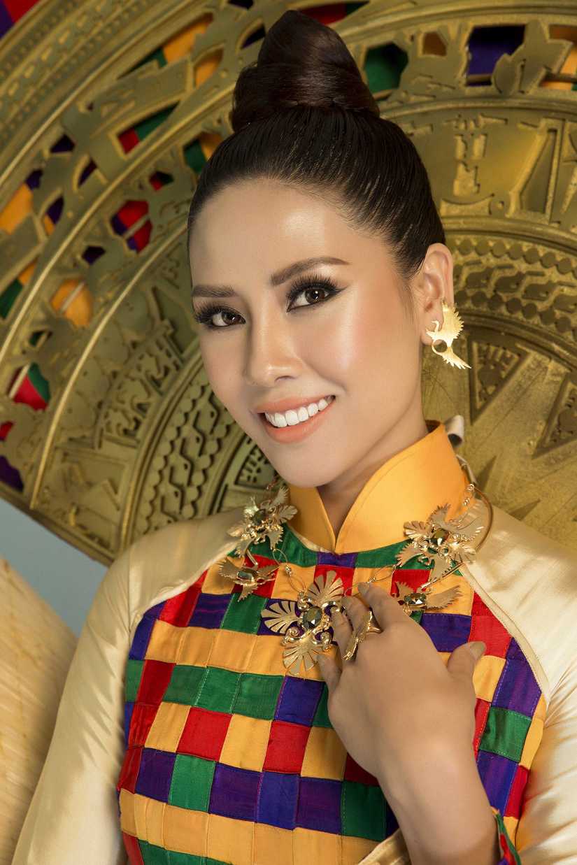 Á hậu Nguyễn Thị Loan mang nón lá, trống đồng lên sân khấu Miss Universe 2017 3