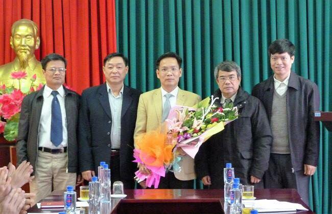 Hai phó giám đốc sở Sơn La bị bắt, ông Diện áo vàng ôm hoa khi nhận chức phó giám đốc Sở TNMT tỉnh