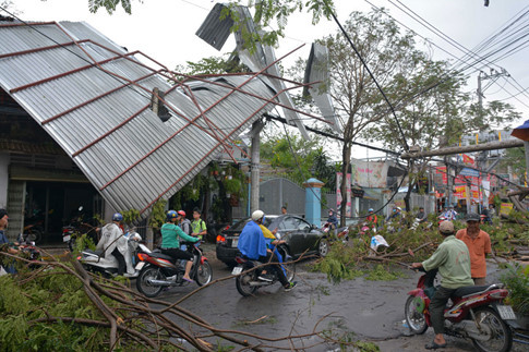 Sài Gòn ngổn ngang sau trận cuồng phong của bão