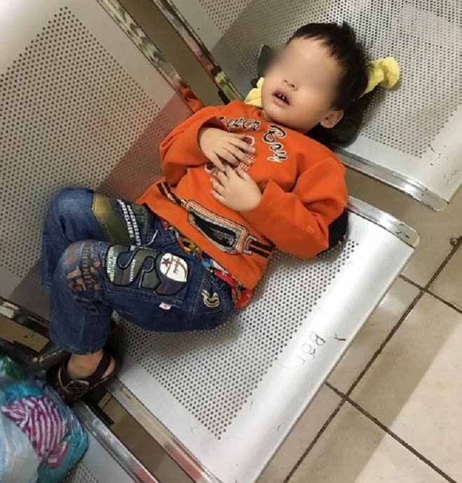 Bé trai 3 tuổi bị bỏ rơi ở Hà Nội, nằm co ro giữa đông lạnh