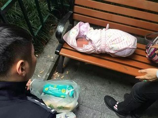 Sinh ra là con gái, bé sơ sinh 1 ngày tuổi bị cha vứt bỏ bên đường