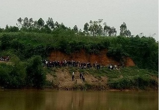 Hơn 200 người tìm thấy thi thể người đàn ông mất tích bí ẩn ở Nghệ An