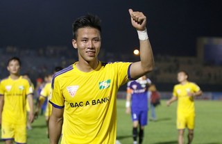Ăn mừng cực dị, các cầu thủ Sông Lam Nghệ An thầm trách HLV  Park Hang Seo?