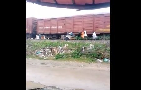 Người dân Hà Tĩnh treo rác lên tàu hỏa