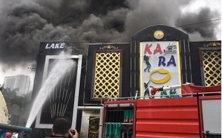Cháy lớn quán karaoke ở Linh Đàm, cột khói bốc cao hàng chục mét