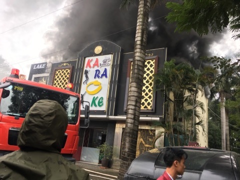 Cháy lớn quán karaoke ở Linh Đàm