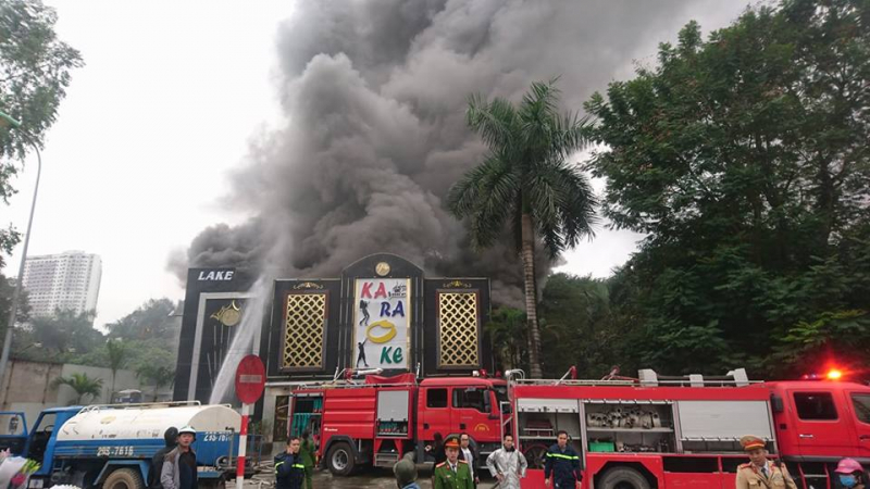 Cháy quán karaoke ở Linh Đàm, cột khói bốc cao hàng chục mét