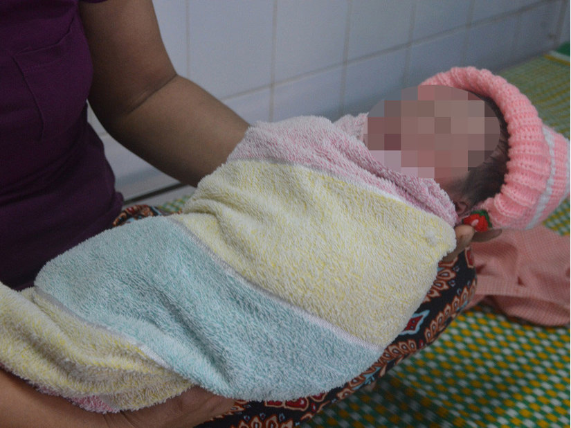 Nghệ An: Phát hiện bé gái mới sinh bị bỏ rơi bên bờ suối