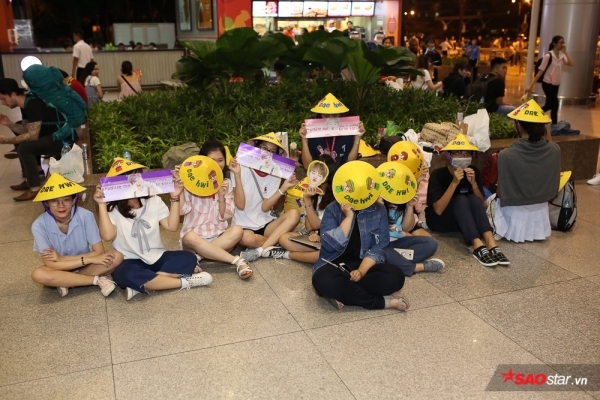 Sân bay Tân Sơn Nhất vỡ trận vì fan chờ đón Wanna One