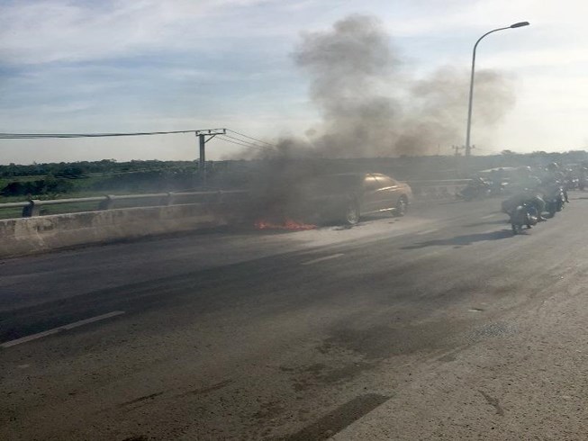 Kinh hoàng xe ô tô chở 2 trẻ em bất ngờ bốc cháy ở Tiền Giang