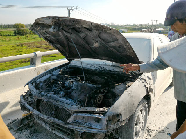 Kinh hoàng xe ô tô chở 2 trẻ em bất ngờ bốc cháy ở Tiền Giang