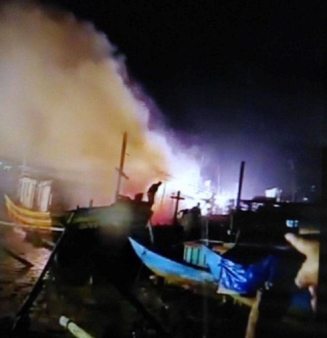 Tá hỏa 4 tàu cá của ngư dân Quảng Bình bị thiêu rụi trong đêm
