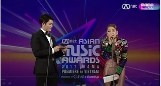 Clip Chi Pu bị phản đối gay gắt khi ''run rẩy'' hát live tiếng Hàn trên sân khấu MAMA 2017