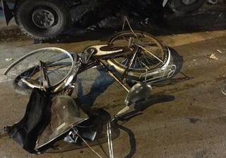 Xe tải đâm trực diện vào nhóm học sinh đi xe đạp khiến 4 em nhập viện