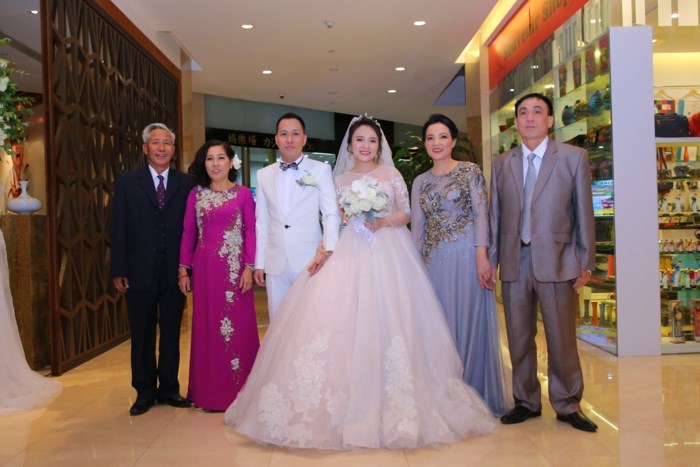 Ngọc Trinh và dàn sao Việt đến chúc mừng hạnh phúc của vợ chồng Nhật Thủy 9
