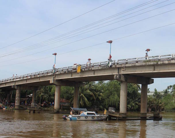 Sà lan chở cát chìm trên sông ở Tiền Giang, 2 vợ chồng mất tích