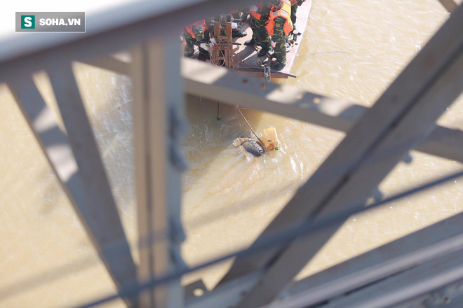 Gỡ bom dưới chân cầu Long Biên, người dân đổ xô lên cầu xem - 9