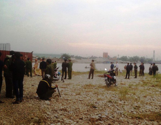Con bạc nhảy xuống sông ở Ninh Bình khi bị công an ập vào