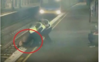 Video thót tim cảnh người gác tàu kéo cô gái khỏi đường ray thoát chết trong tích tắc