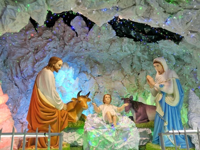 Ý tưởng trang trí hang đá Giáng Sinh cho nhà thờ đẹp lung linh2