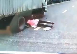 Người phụ nữ thoát chết thần kì, lọt vào gầm xe tải khi qua đường 