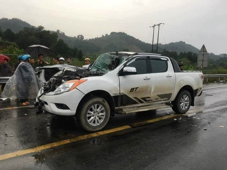 3 ô tô đâm nhau trên cao tốc Hà Nội - Lào Cai, 2 bố con thương vong