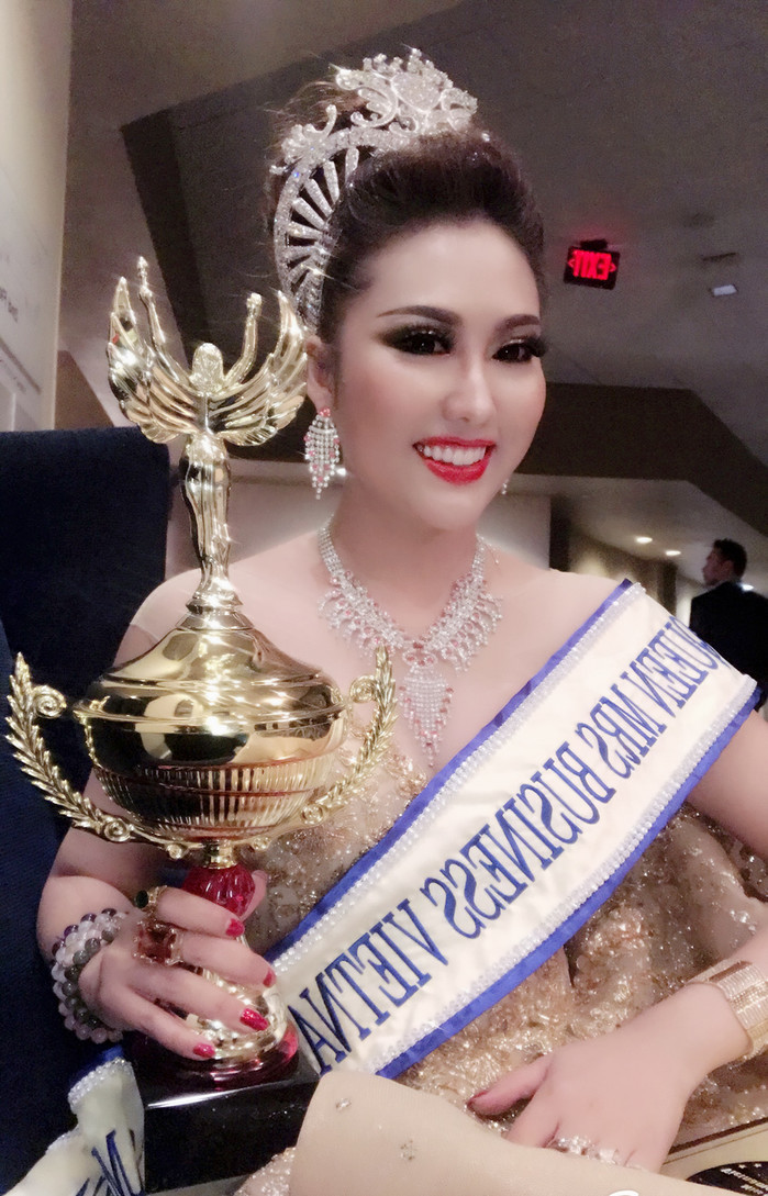  Phi Thanh Vân đăng quang Hoa hậu Doanh nhân Thế giới người Việt 2017