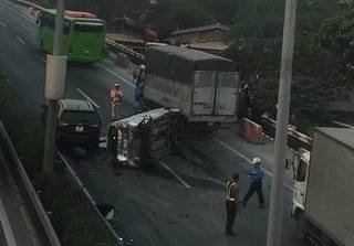 Lật xe ô tô trên cao tốc Pháp Vân - Cầu Giẽ, một người bị thương