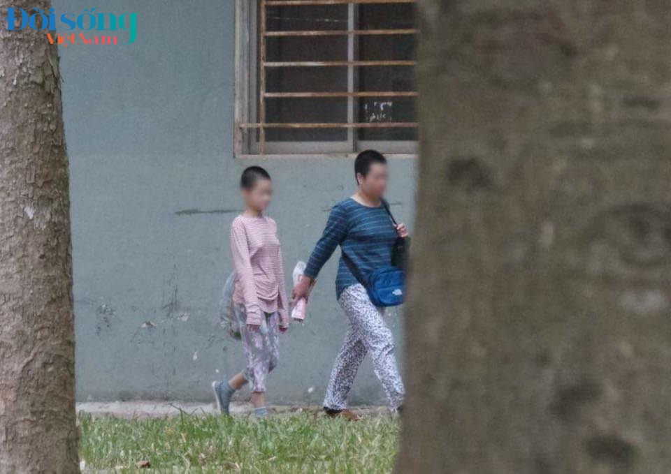 Bé gái 11 tuổi bị mẹ nhốt trong nhà không cho đi học đi đâu cũng dẫn con đi theo