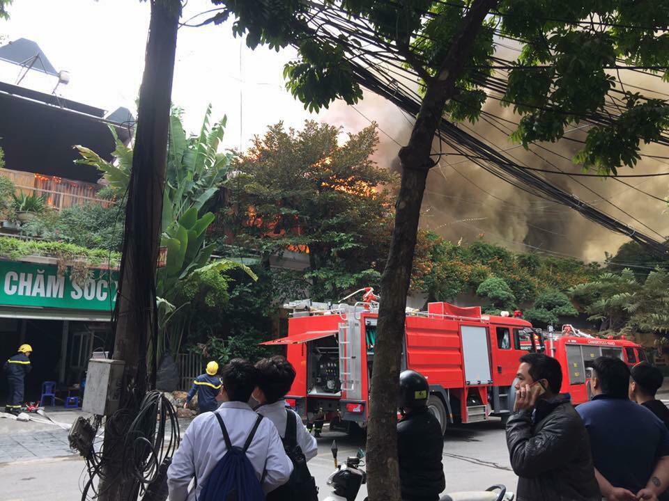 Cháy lớn gần tòa nhà Lotte, cột khói cao hàng chục mét