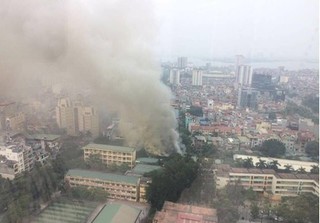 Cháy lớn gần tòa nhà Lotte, cột khói cao hàng chục mét