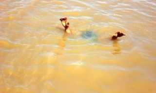 Rơi xuống hồ, bé trai 2 tuổi đuối nước thương tâm