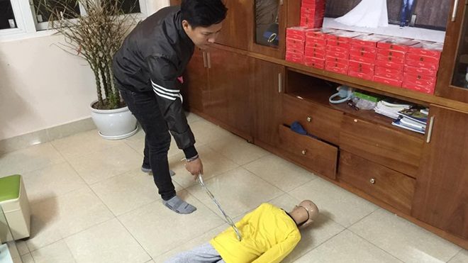 Bé trai 10 tuổi bị bạo hành dã man ở Hà Nội, bố cháu bé cuộn móc áo thành roi sắt để đánh đập con