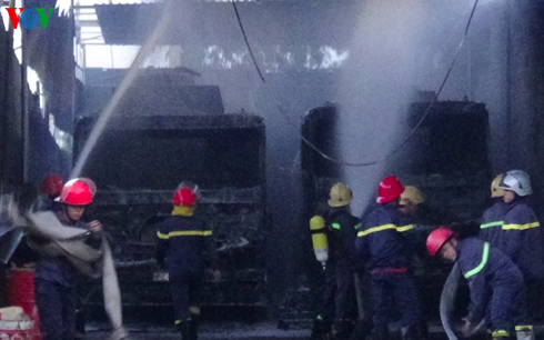 Xe bồn chở đầy xăng cháy dữ dội tại garage, 1 tài xế bỏng nặng