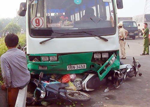 Xe buýt đổ dốc cầu ở TP. HCM, cuốn 6 xe máy nhiều người bị thương
