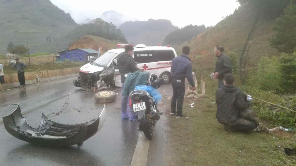 Sơn La: Xe cứu thương tông vào lan can lề đường, 3 người bị thương
