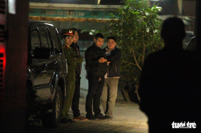 Lúc 19h45 tối 8/12, lực lượng công an có mặt bên trong sân tòa nhà CT4 Sông Đà, nơi có căn hộ của ông Đinh La Thăng, để tiến hành khám xét
