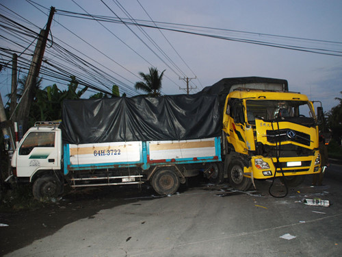 Xe giường nằm tông đuôi xe tải khiến 13 người thương vong2