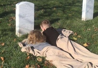 Cảm động hình ảnh con mang chăn tới nghĩa địa ngủ bên mộ bố vì quá nhớ