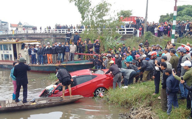 Trục vớt ô tô chìm nghỉm dưới sông, phát hiện một người tử vong 