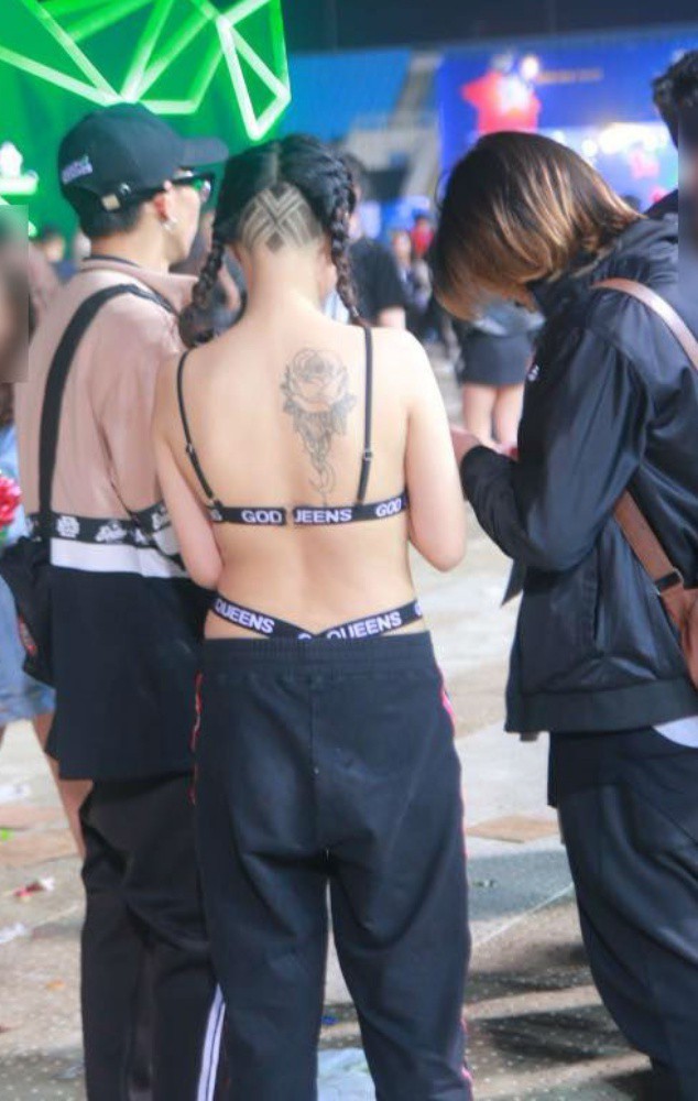 Cô gái mặc áo bra quẩy tại Tiesto Show đã lên tiếng 