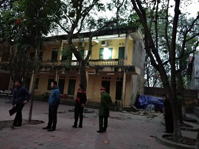 Trường Tiểu học Văn Môn bị sập lan can khiến 16 cháu nhập viện