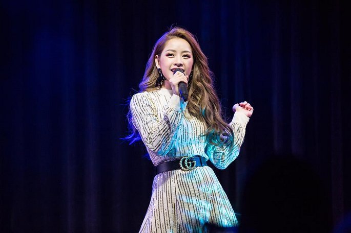 Ngán ngẩm vì Chi Pu hát live quên lời trong buổi họp fan tại Hàn